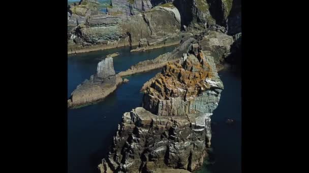 Acantilados de la isla en Irlanda, Vista aérea cerca de Mizen Head — Vídeo de stock