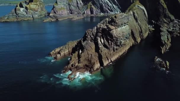 Inselklippen in Irland, Luftaufnahme in der Nähe von Mizen Head — Stockvideo