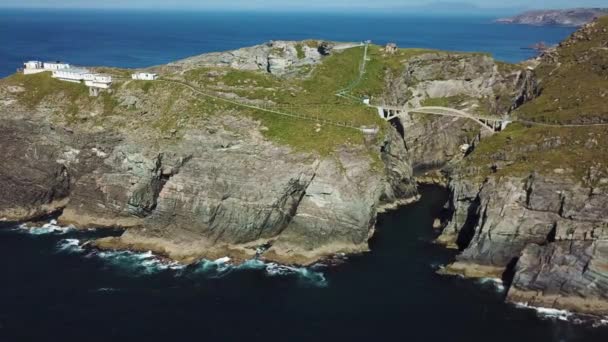 Vista aérea del puente al faro de Mizen Head en el sur de Irlanda — Vídeo de stock