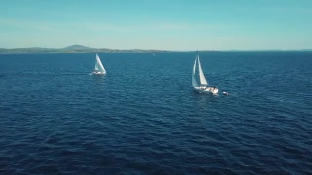 Вітрильний спорт у морі — стокове відео