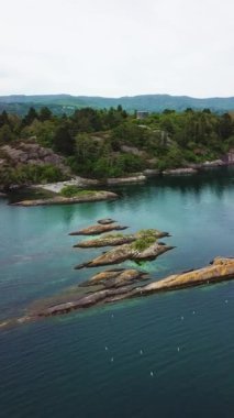 Glengarriff yuvasından hava görünümüne Garinish Adası ve Martello Kulesi, County Cork, İrlanda.