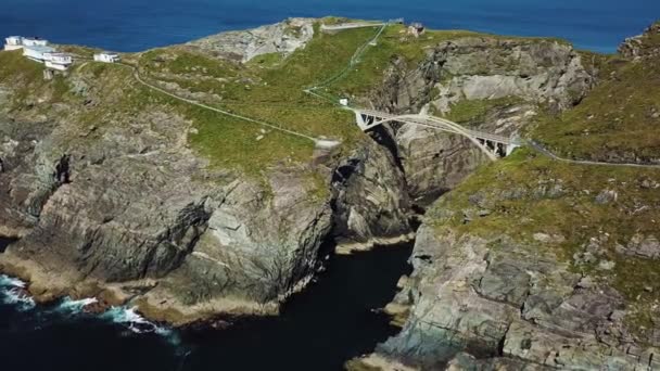 Vista aérea del puente al faro de Mizen Head en el sur de Irlanda — Vídeos de Stock