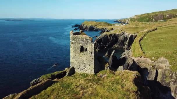 Kasteel in eiland boven de zee in Ierland — Stockvideo