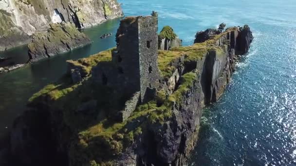 Castillo en isla sobre el mar en Irlanda — Vídeo de stock