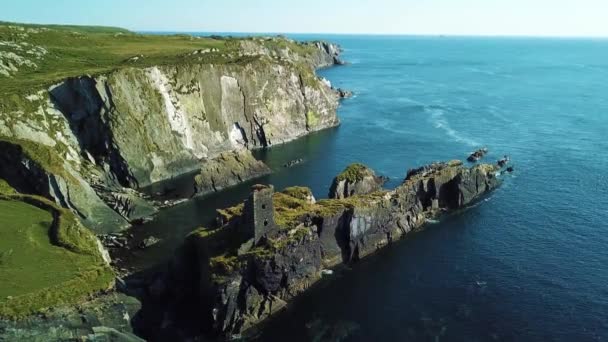 Kasteel in eiland boven de zee in Ierland — Stockvideo