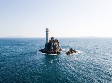 Yukarıda Fastnet deniz feneri