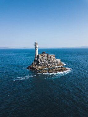 Yukarıda Fastnet deniz feneri