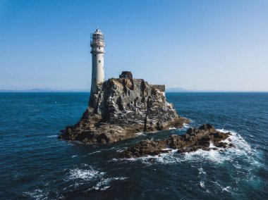Yukarıda Fastnet deniz feneri