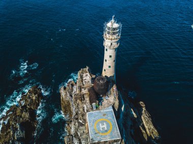 Yukarıda Fastnet deniz feneri