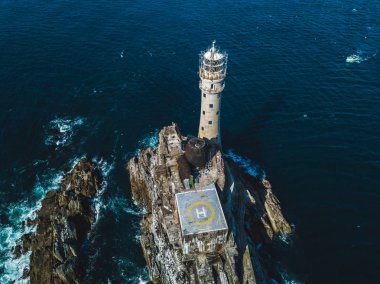 Yukarıda Fastnet deniz feneri