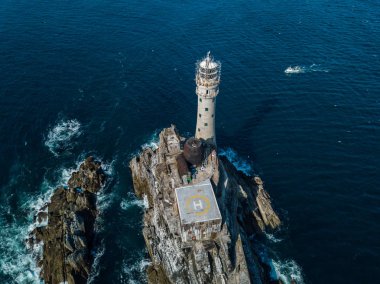 Yukarıda Fastnet deniz feneri