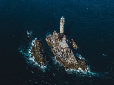 Yukarıda Fastnet deniz feneri