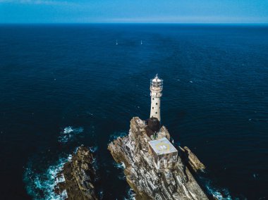 Yukarıda Fastnet deniz feneri