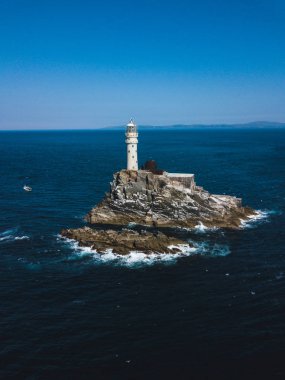 Yukarıda Fastnet deniz feneri