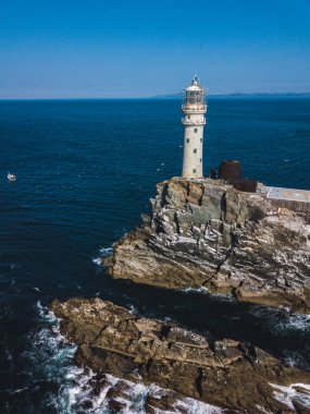 Yukarıda Fastnet deniz feneri
