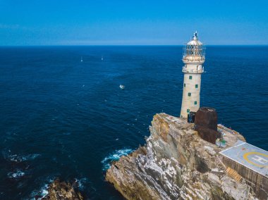 Yukarıda Fastnet deniz feneri
