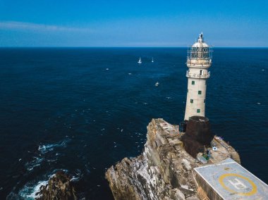 Yukarıda Fastnet deniz feneri