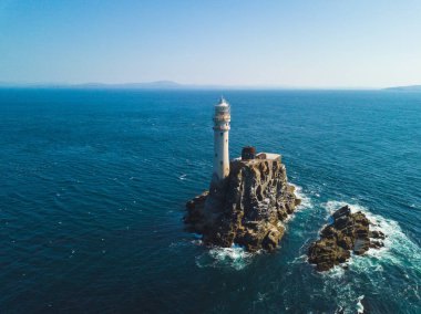 Yukarıda Fastnet deniz feneri