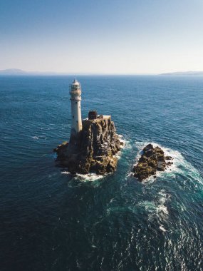 Yukarıda Fastnet deniz feneri