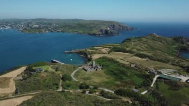 Kalıntıları ve Baltimore koyunda deniz feneri. İrlanda