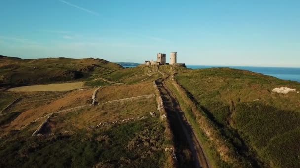 Vista aérea do antigo farol em Cape Clear Island — Vídeo de Stock