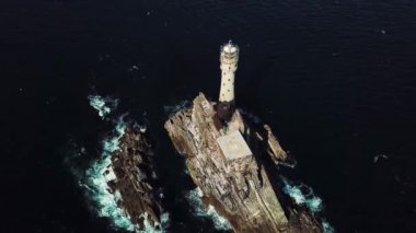 Yukarıda Fastnet deniz feneri