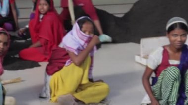 2013 06, Hindistan, Assam: çay çay fabrikası sıralama yuong kızlar