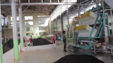 2013 06, Hindistan, Assam: bir çay fabrikası içinde
