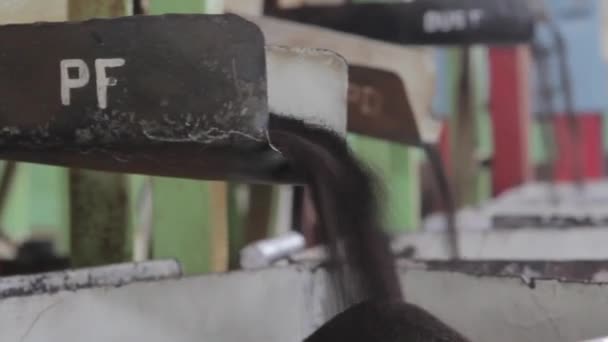 Μέσα σε ένα εργοστάσιο τσαγιού Assam. Ινδία — Αρχείο Βίντεο