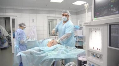 Liposuction işlemi. Doktor yağ torasik arkadan toplar.
