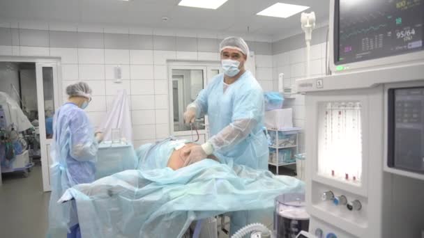 Operace, liposukce. Doktor shromažďuje tuk od hrudní zad — Stock video