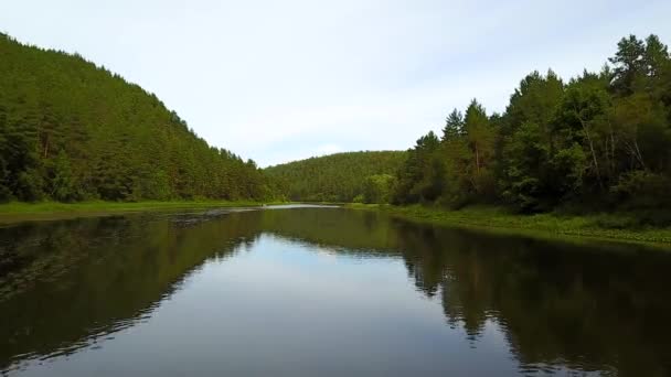 Paysage fluvial sur la rivière Ai. Vue aérienne — Video