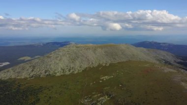 Mount Iremel civarında dağ manzarası. Havadan görünümü