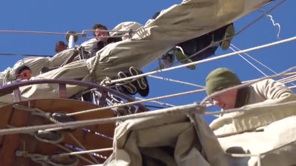 高さで伝統的な帆船の帆に船員の仕事 — ストック動画