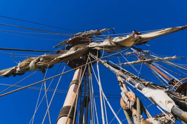 Denizciler iş geleneksel bir yelkenli üzerinde bir yükseklikte yelkenli