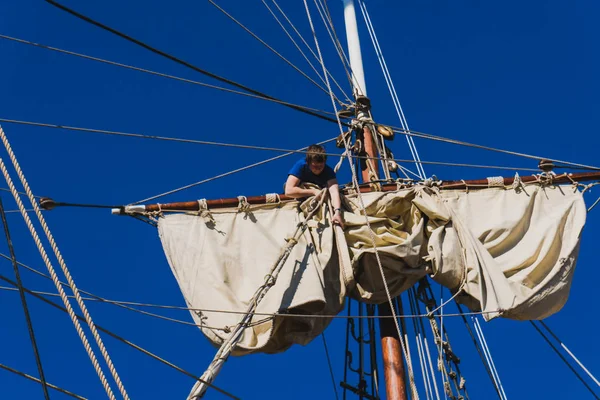 Denizciler iş geleneksel bir yelkenli üzerinde bir yükseklikte yelkenli — Stok fotoğraf