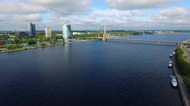 Riga, Letonya - Eylül 2016: Havadan görünümü Daugava Nehri üzerinde. Doğu Avrupa