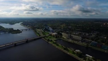 Riga, Letonya - Eylül 2016: Riga panoramik manzarasını Nehri üzerinde