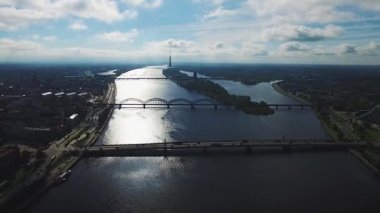 Riga, Letonya - Eylül 2016: Havadan görünümü Daugava Nehri üzerinde.