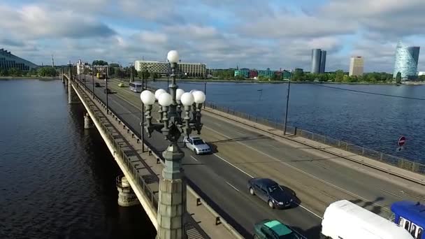 Riga, Letland - September 2016: Luchtfoto uitzicht over de rivier Daugava. — Stockvideo