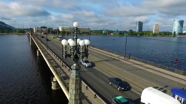 Riga, Letonya - Eylül 2016: Havadan görünümü Daugava Nehri üzerinde. — Stok video