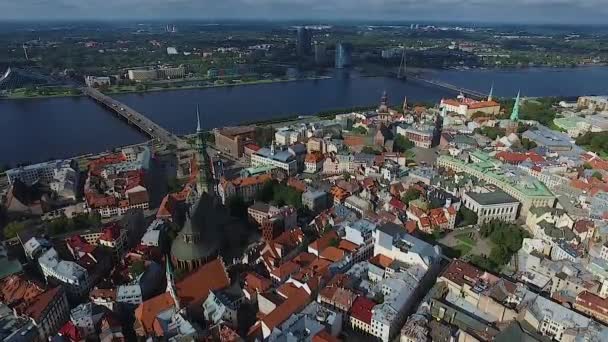 Riga, Letonia - Septiembre 2016: Vista panorámica aérea sobre el casco antiguo — Vídeo de stock