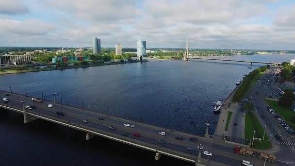 Riga, Letonia - Septiembre 2016: Vista aérea sobre el río Daugava . — Vídeo de stock