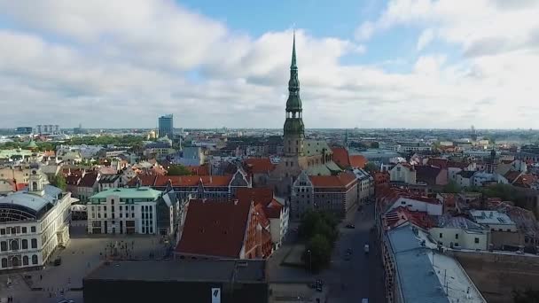 Riga, Letland - September 2016: Luchtfoto panoramisch uitzicht over oldtown — Stockvideo