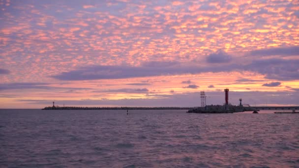 Розовые облака плавают над Черным морем в Сочи на закате — стоковое видео