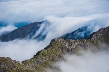 Yaz aylarında Carrauntoohil İrlandalı dağlar görünümünden