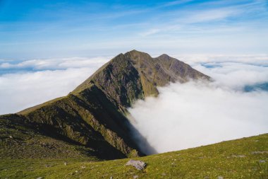 Yaz aylarında Carrauntoohil İrlandalı dağlar görünümünden