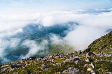 Yaz aylarında Carrauntoohil İrlandalı dağlar görünümünden