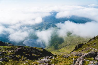 Yaz aylarında Carrauntoohil İrlandalı dağlar görünümünden