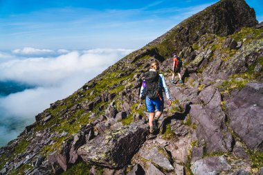 Erkek ve kadın için mount Carrauntoohil izinde